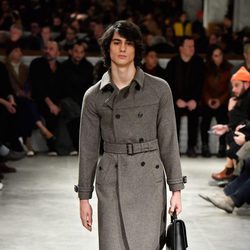 Abrigo de paño gris de Prada otoño/invierno 2017/2018 en la Milán Fashion Week