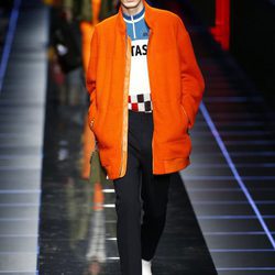 Chaqueta naranja de Fendi otoño/invierno 2017/2018 en la Milán Fashion Week
