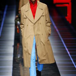 Gabardina camel de Fendi otoño/invierno 2017/2018 en la Milán Fashion Week