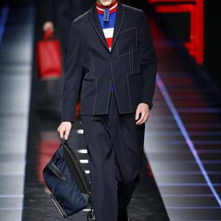 Traje de chaqueta azul de Fendi otoño/invierno 2017/2018 en la Milán Fashion Week