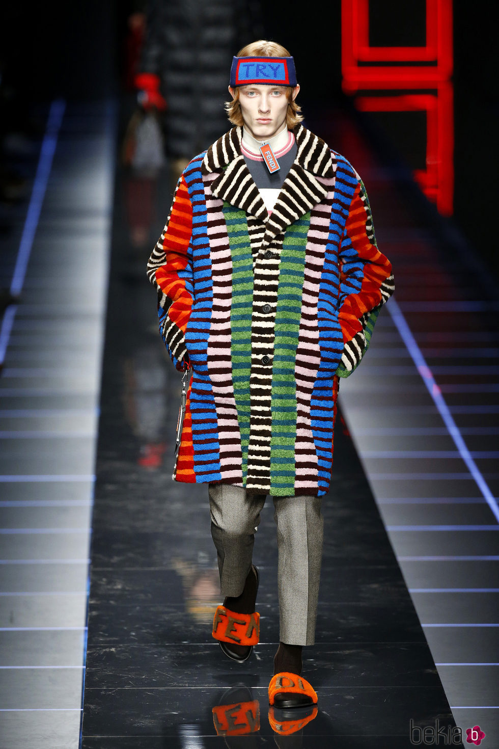 Abrigo colorido de Fendi otoño/invierno 2017/2018 en la Milán Fashion Week