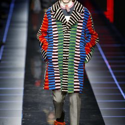 Abrigo colorido de Fendi otoño/invierno 2017/2018 en la Milán Fashion Week