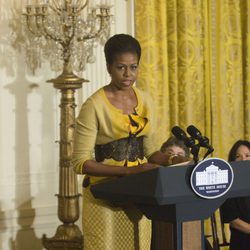 Michelle Obama vestida de amarillo en la Casa Blanca en 2009