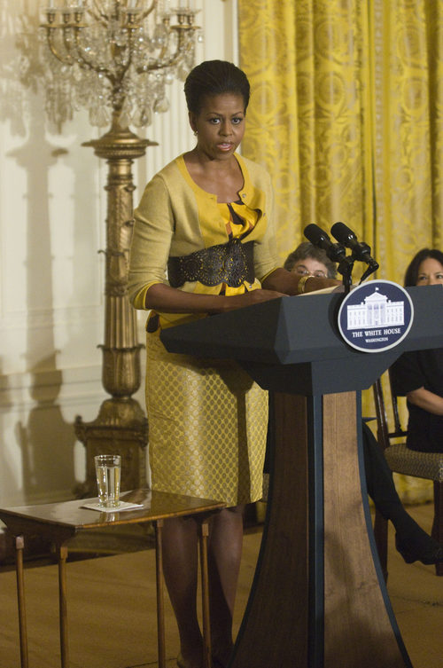 Michelle Obama vestida de amarillo en la Casa Blanca en 2009