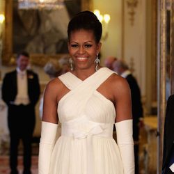 Michelle Obama con un vestido blanco en su visita a Reino Unido en 2011