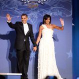 Michelle Obama con un vestido blanco asimétrico en el primer juramento de Barack Obama como presidente