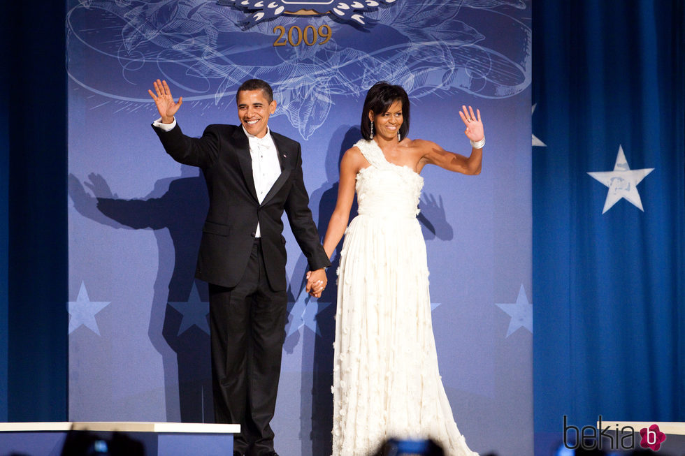 Michelle Obama con un vestido blanco asimétrico en el primer juramento de Barack Obama como presidente