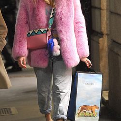 Chiara Ferragni con un abrigo de pelo en color rosa en las calles de Italia