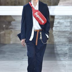 Riñonera rojo intenso de Louis Vuitton y Supreme otoño/invierno 2017/2018 en la París Fashion Week