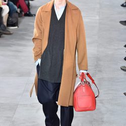 Abrigo de paño de Louis Vuitton y Supreme otoño/invierno 2017/2018 en la París Fashion Week