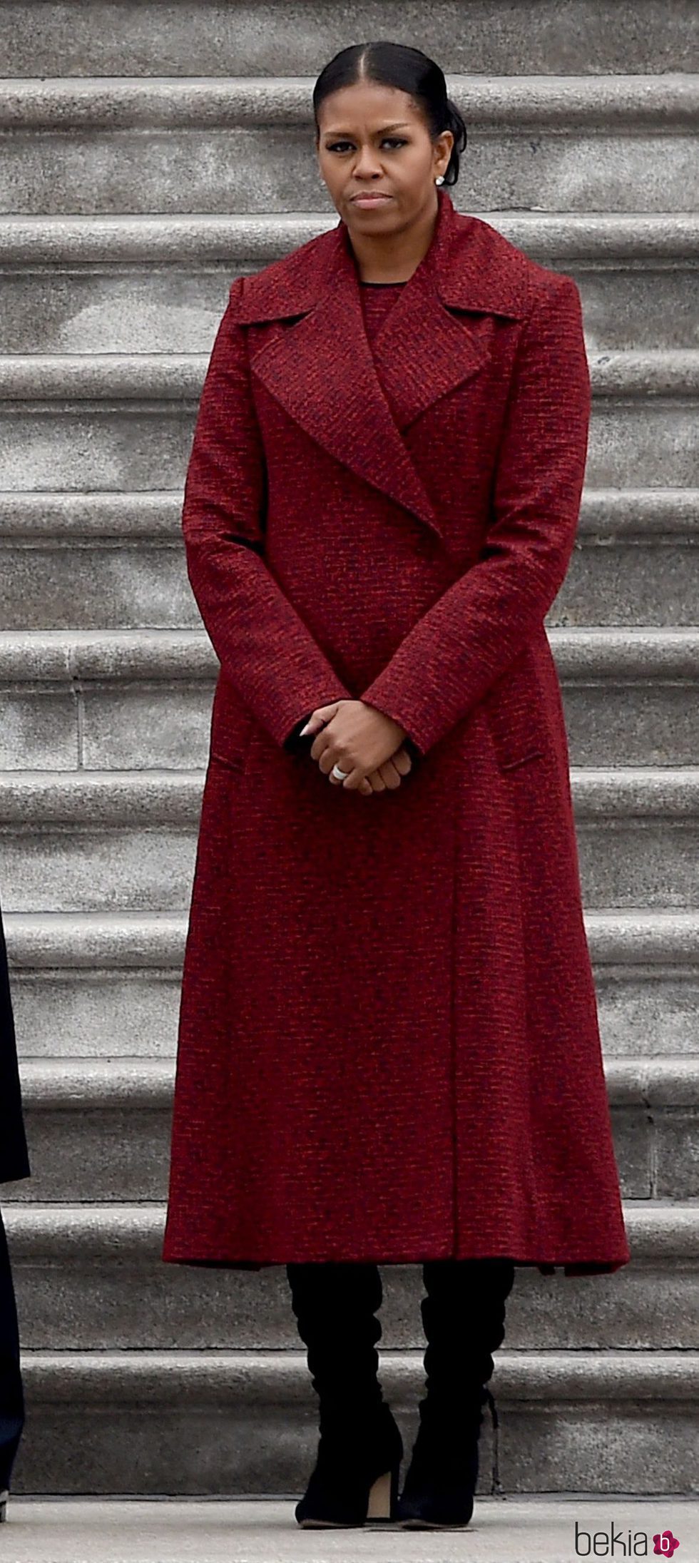 Michelle Obama con un vestido y abrigo en color rojo en la toma de posesión de Trump