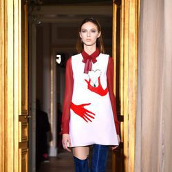 Vestido con manos de Schiaparelli en la Semana de la Alta Costura de París primavera/verano 2017