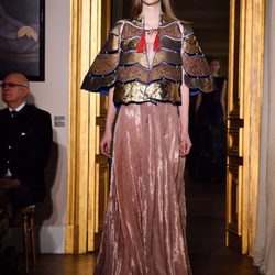Vestido de terciopelo de Schiaparelli en la Semana de la Alta Costura de París primavera/verano 2017