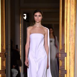 Vestido blanco de Schiaparelli en la Semana de la Alta Costura de París primavera/verano 2017