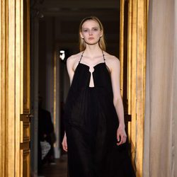 Vestido negro anudado al cuello de Schiaparelli en la Semana de la Alta Costura de París primavera/verano 2017