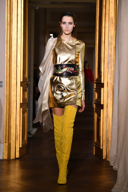 Vestido dorado de Schiaparelli en la Semana de la Alta Costura de París primavera/verano 2017