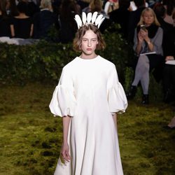 Vestido con mangas bombachas y una tiara de plumas  de Dior en la Semana de la Alta Costura de París primavera/verano 2017