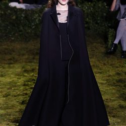 Vestido negro y capa negra en terciopelo de Dior en la Semana de la Alta Costura de París primavera/verano 2017