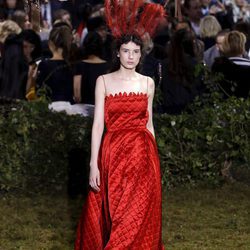 Vestido rojo de escote recto y  tirantes finos de Dior en la Semana de la Alta Costura de París primavera/verano 2017.