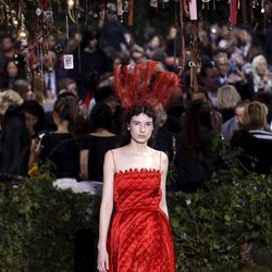 Vestido rojo de escote recto y  tirantes finos de Dior en la Semana de la Alta Costura de París primavera/verano 2017.