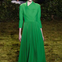 Vestido verde con falda plisada de Dior en la Semana de la Alta Costura de París primavera/verano 2017