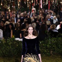 Vestido en terciopelo y estampado en falda de Dior en la Semana de la Alta Costura de París primavera/verano 2017