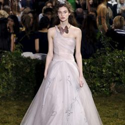Vestido largo con falda de tul de Dior en la Semana de la Alta Costura de París primavera/verano 2017