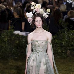 Vestido midi con falda de tul de Dior en la Semana de la Alta Costura de París primavera/verano 2017