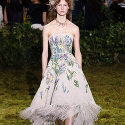 Vestido de palabra de honor con print floral de Dior en la Semana de la Alta Costura de París primavera/verano 2017.