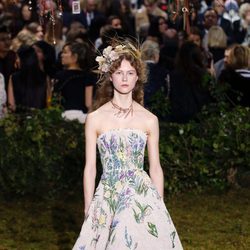 Vestido de palabra de honor con print floral de Dior en la Semana de la Alta Costura de París primavera/verano 2017.