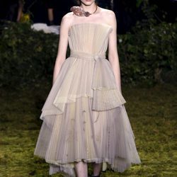 Vestido plisado con lazada en la cintura de Dior en la Semana de la Alta Costura de París primavera/verano 2017