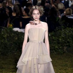 Vestido plisado con lazada en la cintura de Dior en la Semana de la Alta Costura de París primavera/verano 2017