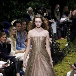 Vestido en dorado y detalles brillantes de Dior en la Semana de la Alta Costura de París primavera/verano 2017