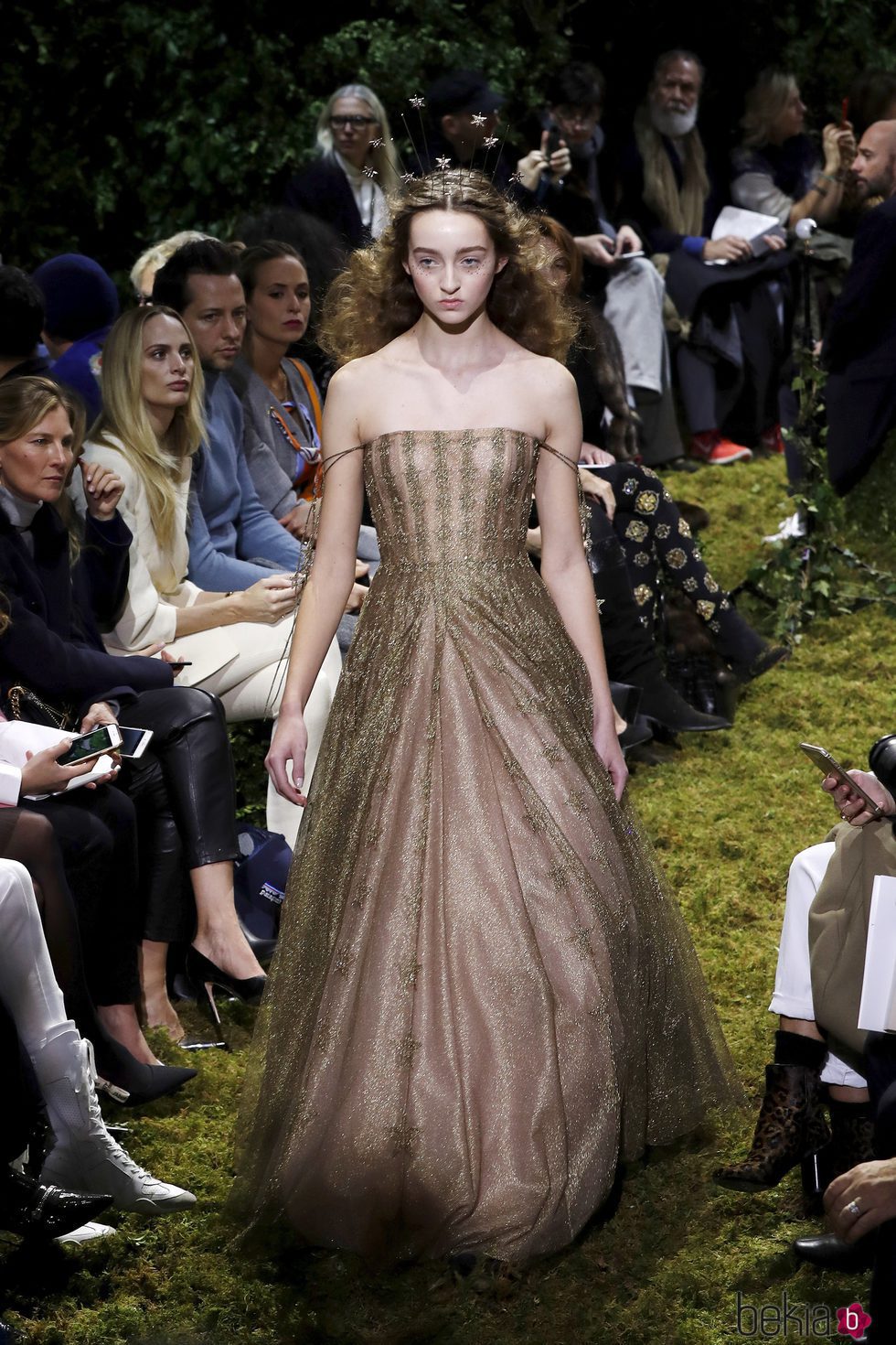 Vestido en dorado y detalles brillantes de Dior en la Semana de la Alta Costura de París primavera/verano 2017