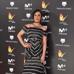 Miren Ibarguren con un vestido negro en los Premios Feroz 2017