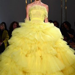 Vestido amarillo de Giambattista Valli primavera/verano 2017 en la Semana de la Alta Costura de París