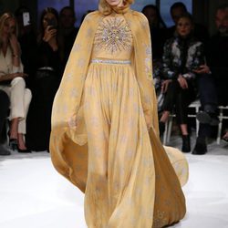 Vestido dorado de Giambattista Valli primavera/verano 2017 en la Semana de la Alta Costura de París