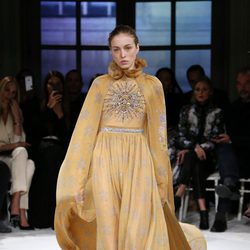 Vestido dorado de Giambattista Valli primavera/verano 2017 en la Semana de la Alta Costura de París