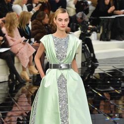 Vestido con detalles brillantes y seda en tono aguamarina  Chanel en la Semana de la Alta Costura primavera/verano 2017