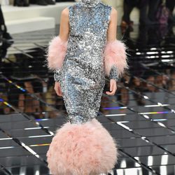 Vestido de noche con brillantes  con plumas Chanel en la Semana de la Alta Costura primavera/verano 2017