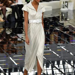 Vestido plateado cruzado y bajo plisado de Chanel en la Semana de la Alta Costura primavera/verano 2017