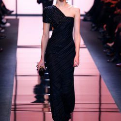 Vestido asimétrico de Giorgio Armani Privé primavera/verano 2017 en la Semana de la Alta Costura de París