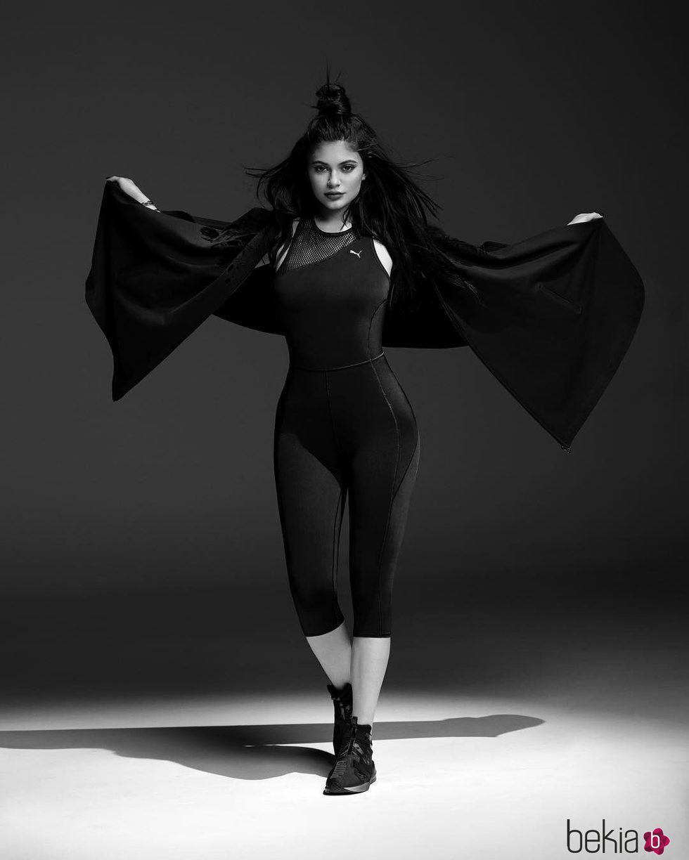 Kylie Jenner con el mono 'Explosive Bodysuit' de Puma primavera/verano 2017