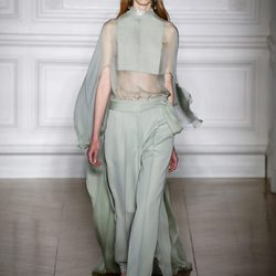 Top y pantalón en menta con transparencias de Valentino primavera/verano 2017 en la Semana de la Alta Costura de París