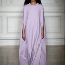 Vestido estilo toga en color malva de Valentino primavera/verano 2017 en la Semana de la Alta Costura de París