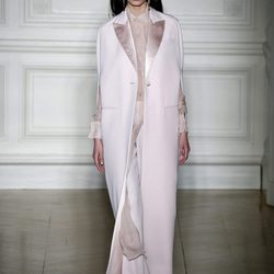 Conjunto blanco con solapas de terciopelo de Valentino primavera/verano 2017 en la Semana de la Alta Costura de París