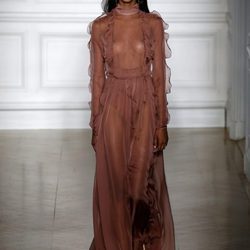 Vestido transparente en color marrón de Valentino primavera/verano 2017 en la Semana de la Alta Costura de París