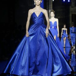 Vestido azul klein de Zuhair Murad primavera/verano 2017 en la Semana de la Alta Costura de París