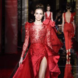 Vestido rojo intenso de Zuhair Murad primavera/verano 2017 en la Semana de la Alta Costura de París