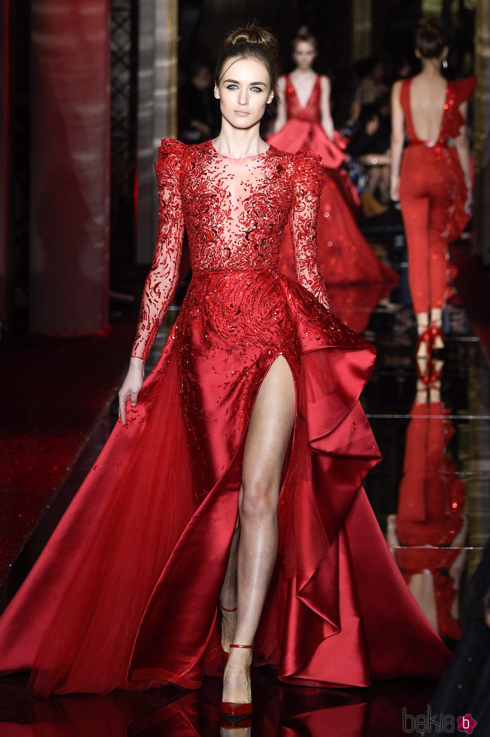 Vestido rojo intenso de Zuhair Murad primavera/verano 2017 en la Semana de la Alta Costura de París